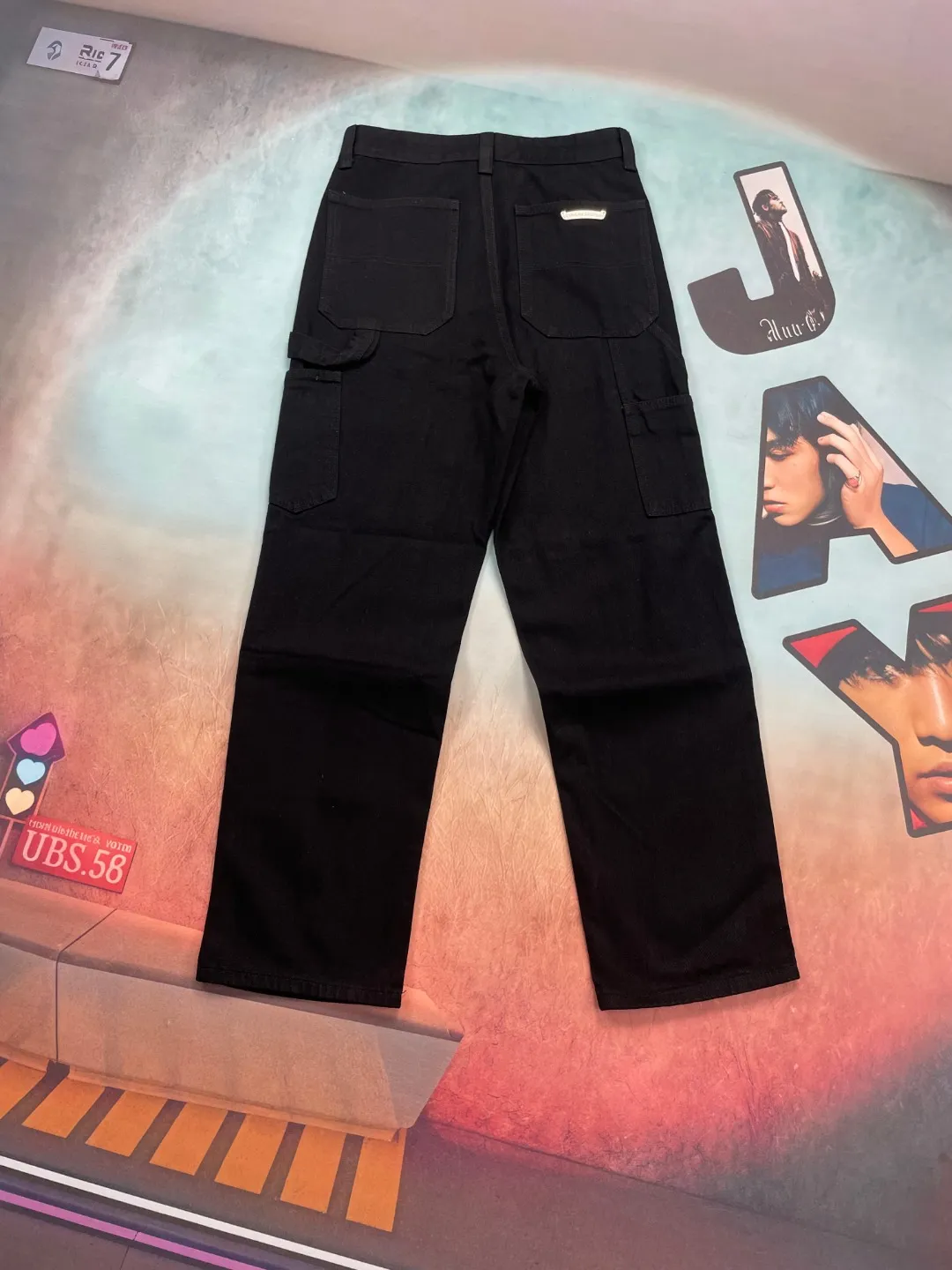 🅿️280 🔘Style number-KL168 🔘Croxin𝐂𝐡𝐫𝐨𝐦𝐞 𝐇𝐞𝐚𝐫𝐭 Sex Recprds limited edition black multi-element graffiti work jeans* produced by Croxin, the texture is simply invincible! It is a specially customized model made by Master DIY. It is unique, so you don’t have to worry about collisions at all! The various colorful graffiti elements on the pants, such as stars, lips and other patterns, are particularly eye-catching and full of street fashion. The three-dimensional cutting version is loose and comfortable, regardless of body shape. No matter you are tall or short, fat or thin, you will look taller and slimmer when wearing it. The same style for men and women, it can also be used as couple pants, it’s so versatile! The workmanship is even more exquisite, every detail is handled superbly, and the shape is stylish and crisp. No matter what season it is, these pants can easily be fashionable. They match well with any top and are a must-have for your wardrobe! The matching suggestions are as follows: Trendy hip-hop style: Pair the upper body with a loose colorful hooded sweatshirt, such as fluorescent green, bright orange and other bright colors. Wearing a baseball cap of the same color, large-frame sunglasses, a pair of high-top AJ sneakers, and a large-capacity backpack, the look is full of hip-hop style. Cool and handsome functional style: Wear a black bottoming shirt inside, a military green functional jacket outside, and black tactical boots. Tie a metal chain around your waist to add street coolness. If you go to a music festival or a trendy party, you will be the center of attention. Simple casual style: Pair with a simple white cotton T-shirt, a denim jacket, and white shoes. The overall design is simple and casual, suitable for daily shopping and dating, and can easily create a comfortable and fashionable feel.  Size: S M L XL (28.30.32.34) Color: Black